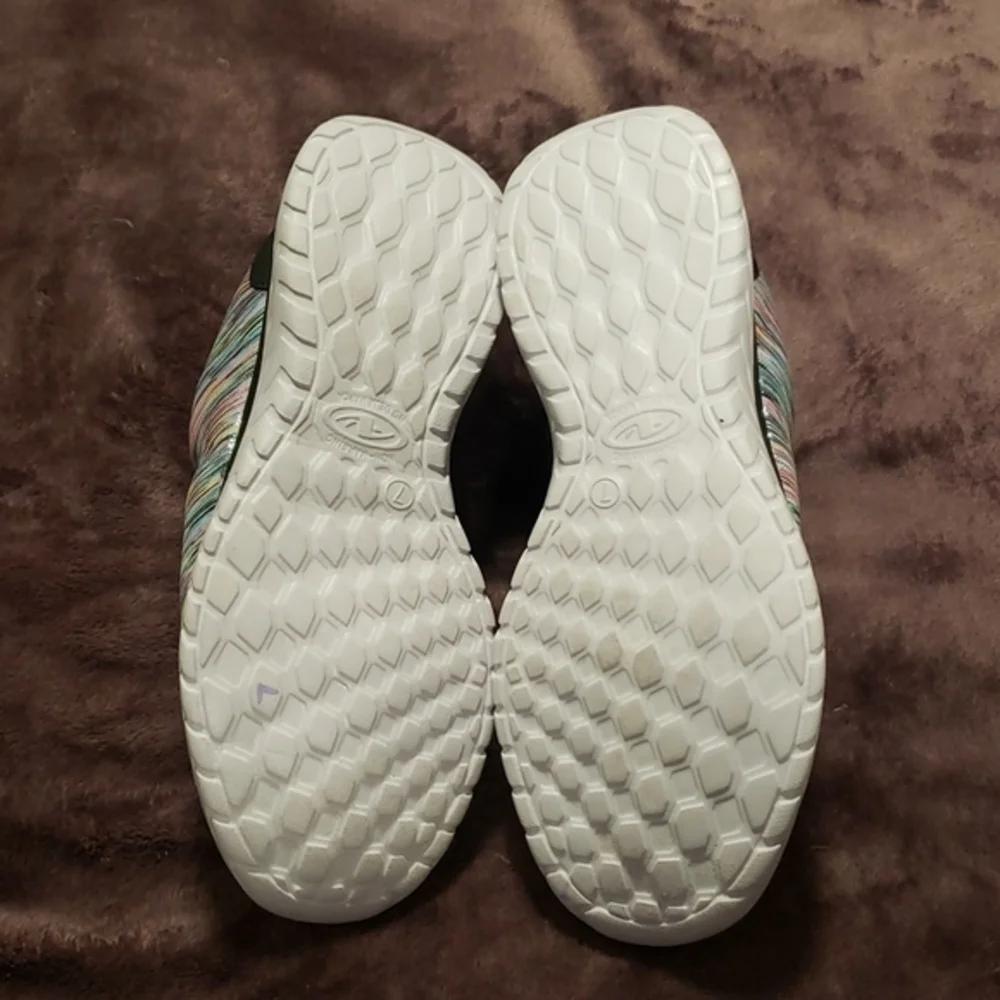 Tennis‎ shoe